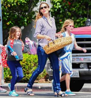 Ce mari s-au făcut fiicele lui Ben Affleck şi ale actriţei Jennifer Garner! Vedeta a ieşit cu ele la cumpărături şi au atras toate privirile