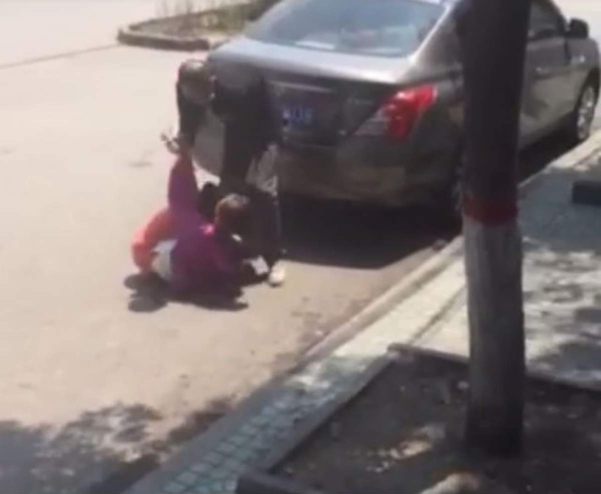 VIDEO & FOTO / Imagini şocante în plină stradă! Un bărbat, înarmat cu un cuţit, a încercat să jefuiască o femeie