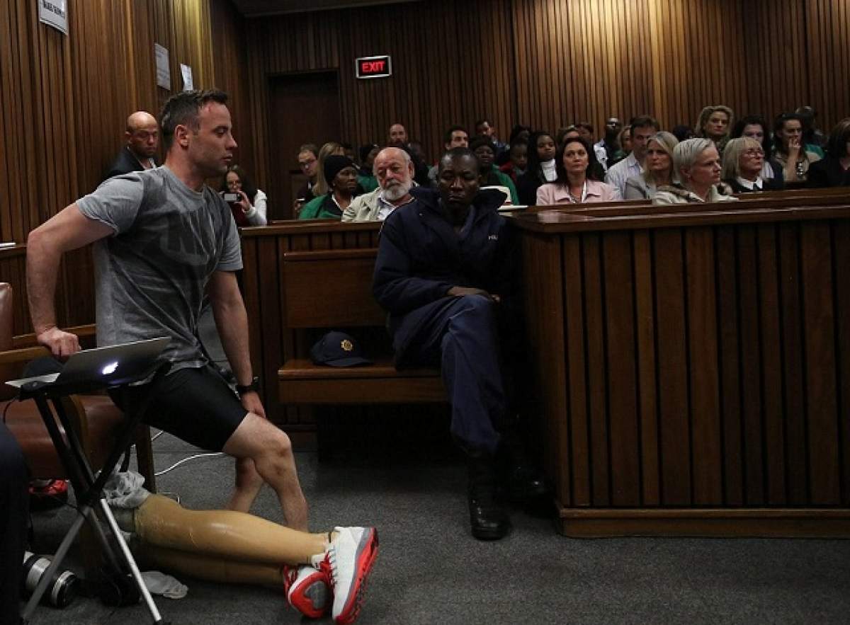 VIDEO / Gest şocant al sportivului Oscar Pistorius, pentru a convinge judecătorii că nu şi-a omorât iubita. Toată lumea a izbucnit în plâns