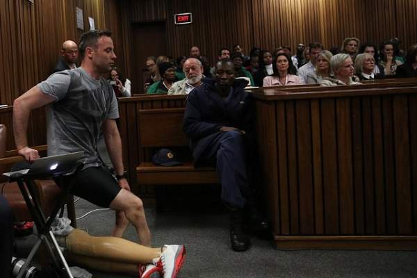 VIDEO / Gest şocant al sportivului Oscar Pistorius, pentru a convinge judecătorii că nu şi-a omorât iubita. Toată lumea a izbucnit în plâns