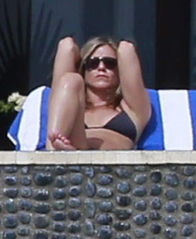 FOTO / Este însărcinată la 47 de ani? Silueta a dat-o de gol pe Jennifer Aniston în cele mai recente fotografii