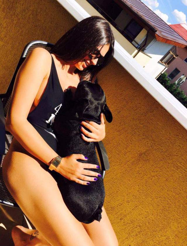 Antonia a scos costumul de baie din dulap. Imaginea asta o să o priveşti de două ori. Arată incredibil de bine