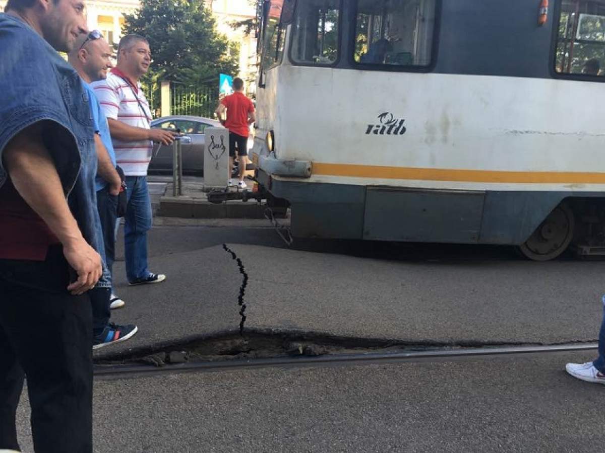 Se întâmplă acum în Bucureşti! Tramvaiele sunt blocate! Ce s-a întâmplat cu asfaltul