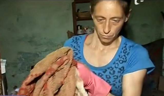 VIDEO / Mama celor opt copii care trăiesc în sărăcie lucie, de negăsit! A lăsat mâncarea pe foc și a fugit
