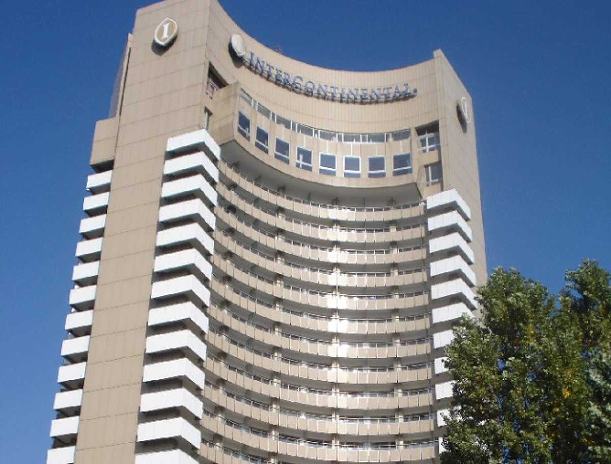 Bărbatul care ameninţa că se aruncă de pe hotelul Intercontinental a coborât
