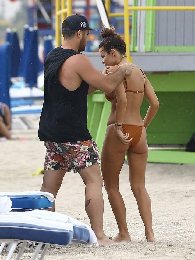 FOTO / Emma Rose, apariţie hot la plajă într-un costum de baie minuscul! Iubitul nu a scăpat-o din ochi
