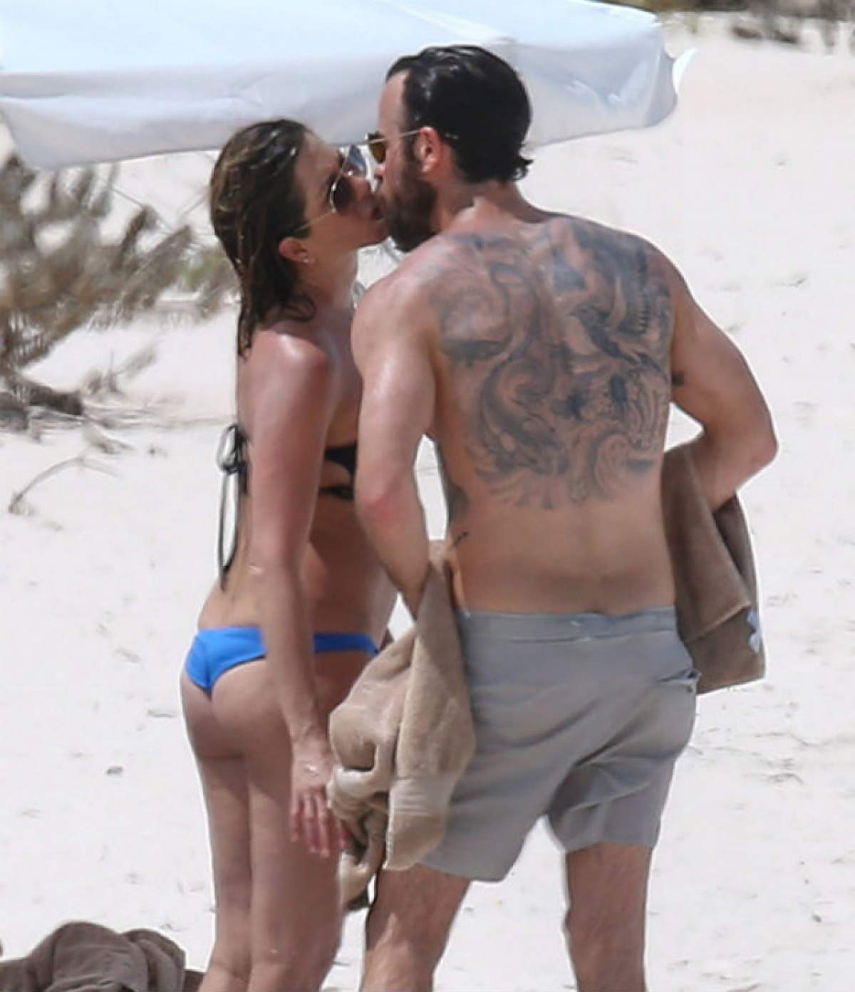 FOTO / Jennifer Aniston s-a afişat cu burta de gravidă la plajă! Actriţa şi soţul ei sunt mai fericiţi ca niciodată