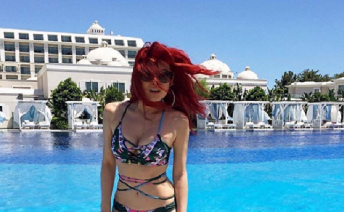 Elena Gheorghe, GAFĂ la piscină! Artista a venit într-un costum de baie sexy, dar a dat chix cu încălţările. Să nu te bronzezi cu urme!