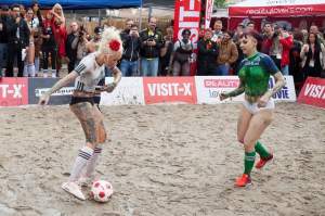 FOTO / Un altfel de Campionat European! Cele mai sexy fete au jucat fotbal pe nisip!