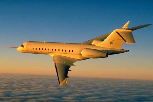 Cum să-ţi faci călătoria cu avionul mai frumoasă: 10 lucruri pe care le poţi cere în timpul zborului