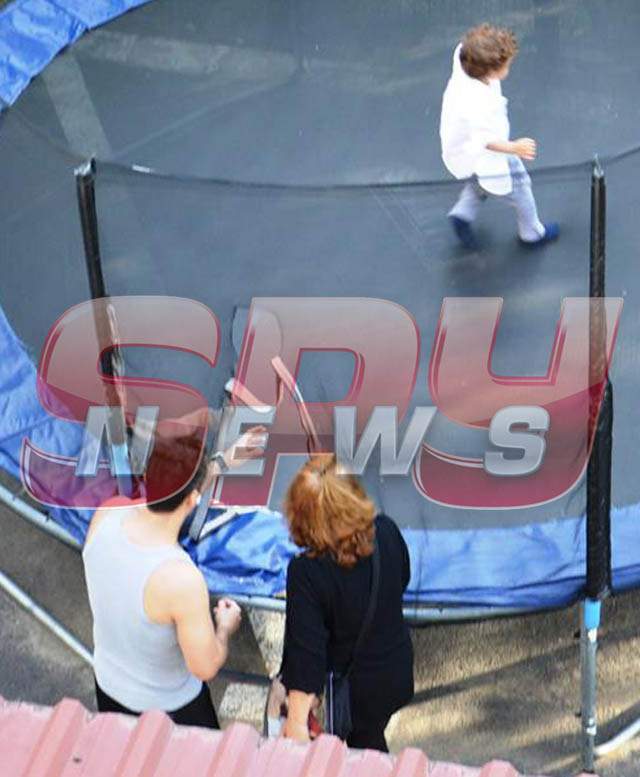 PAPARAZZI / Imagini unice cu Mircea Badea, Carmen Brumă şi fiul lor! Au fost urmăriţi pas cu pas
