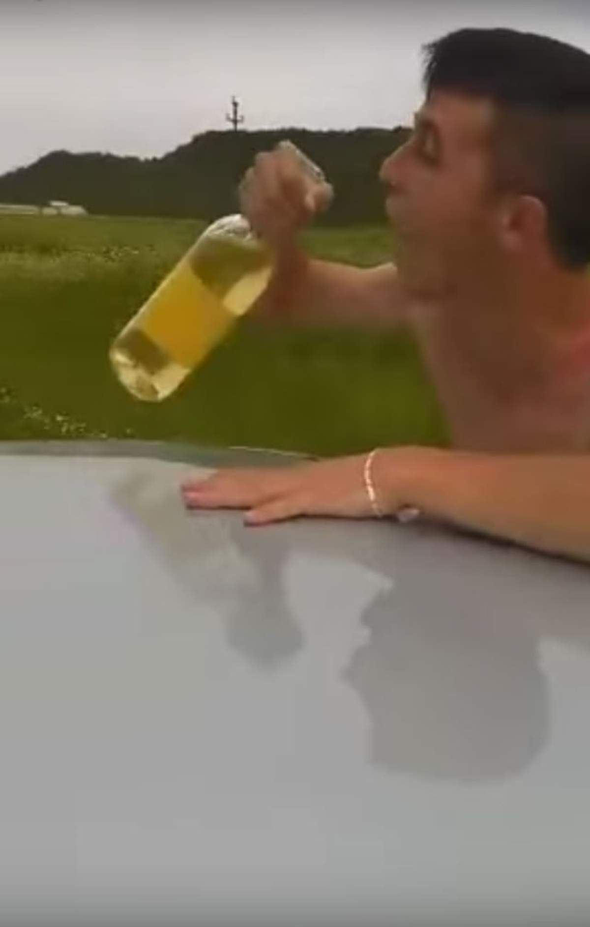 VIDEO & FOTO / Îngrozitor! O tânără a condus cu 140 de km/h în localitate! E incredibil ce au fost în stare să facă cei trei prieteni care erau cu ea în maşină