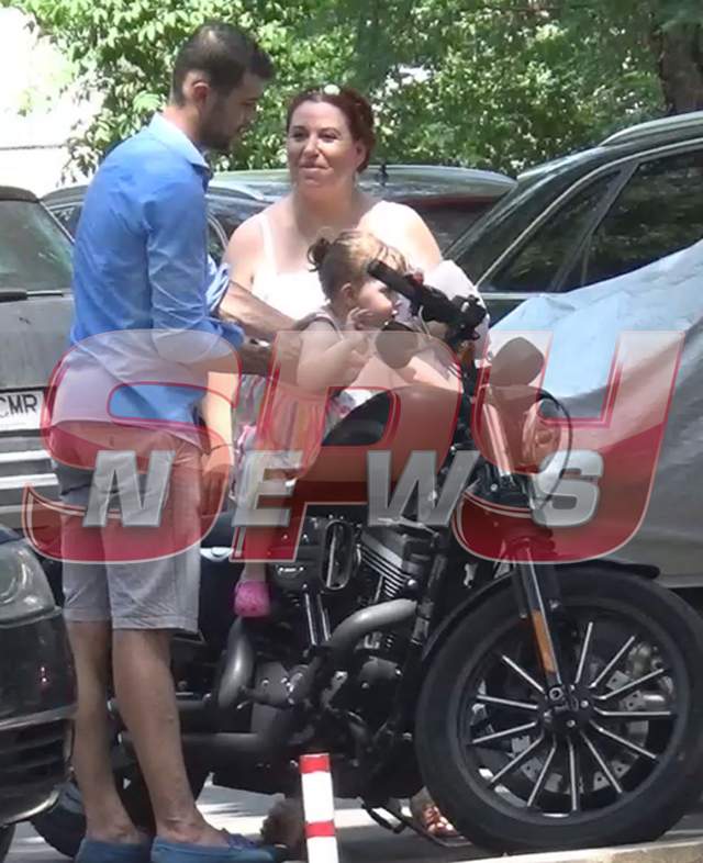 Imagini exclusive cu Oana Roman și fetița ei! Au fost la piscină, iar apoi s-au distrat pe... motoare