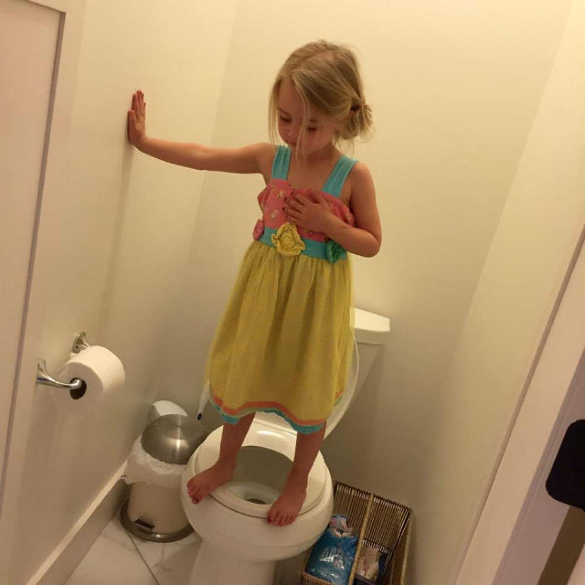 Mama unei fetiţe a intrat în baie și a găsit-o aşa. Când a aflat ce făcea i-au dat lacrimile