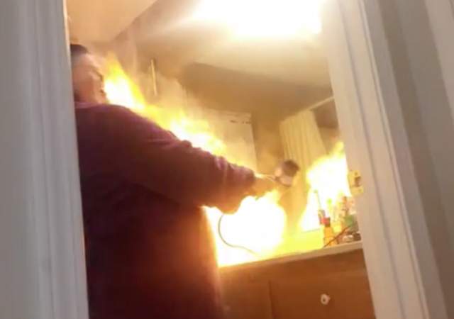 VIDEO/ Glumele nu au întotdeauna un final fericit! Un bărbat a pus pudră de talc în feonul soţiei. Ce a urmat pare insiprat din filmele de groază