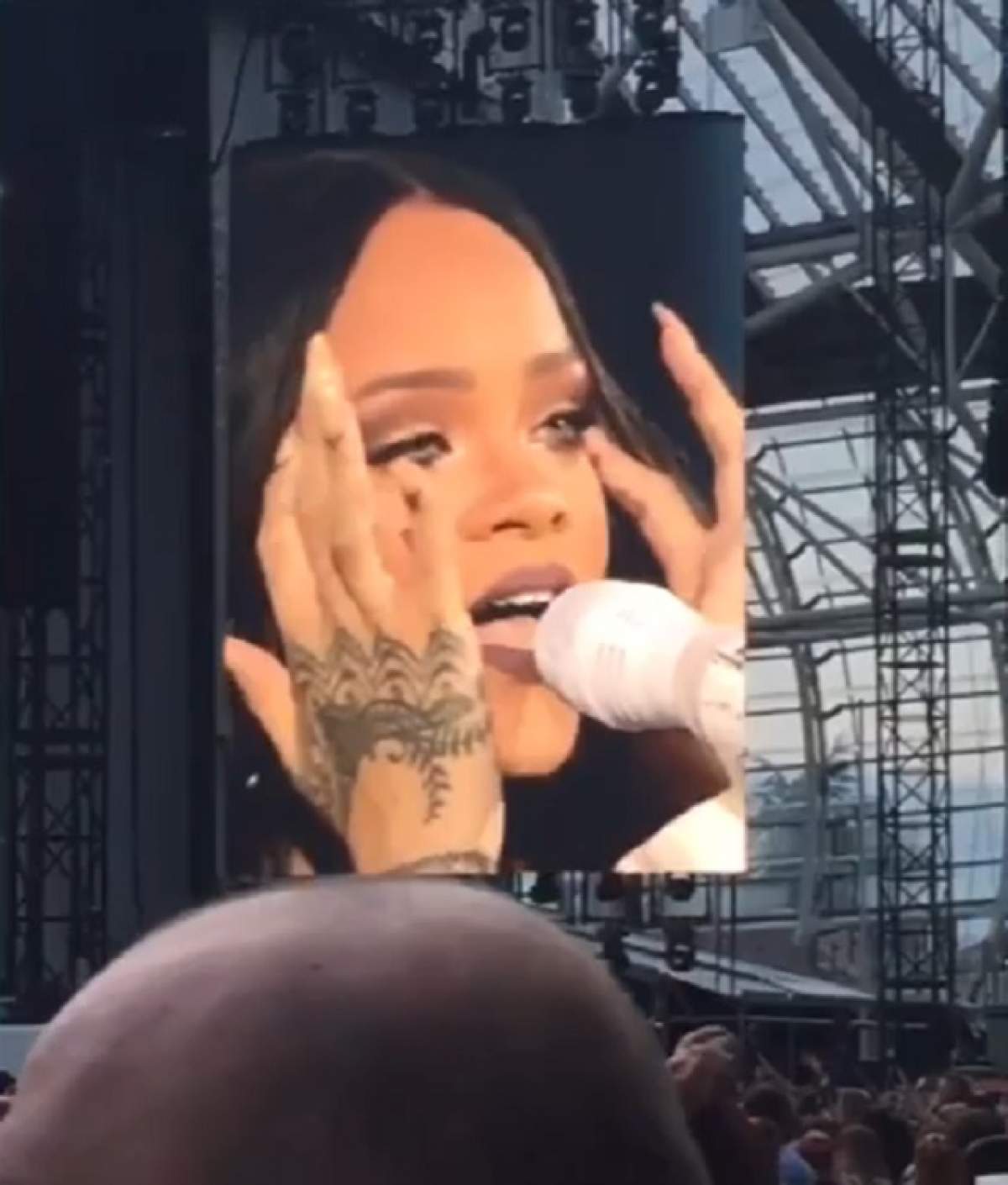 VIDEO / Rihanna a izbucnit în lacrimi în timpul unui concert! Motivul? De necrezut!