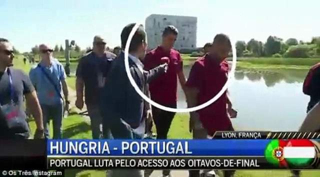 VIDEO / După ce şi-a arătat "bijuteriile" la Euro 2016, Cristiano Ronaldo şochează cu un nou GEST impulsiv! Fotbalistul şi-a iesit din "pepeni" şi a agresat un jurnalist