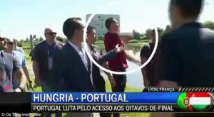 VIDEO / După ce şi-a arătat "bijuteriile" la Euro 2016, Cristiano Ronaldo şochează cu un nou GEST impulsiv! Fotbalistul şi-a iesit din "pepeni" şi a agresat un jurnalist