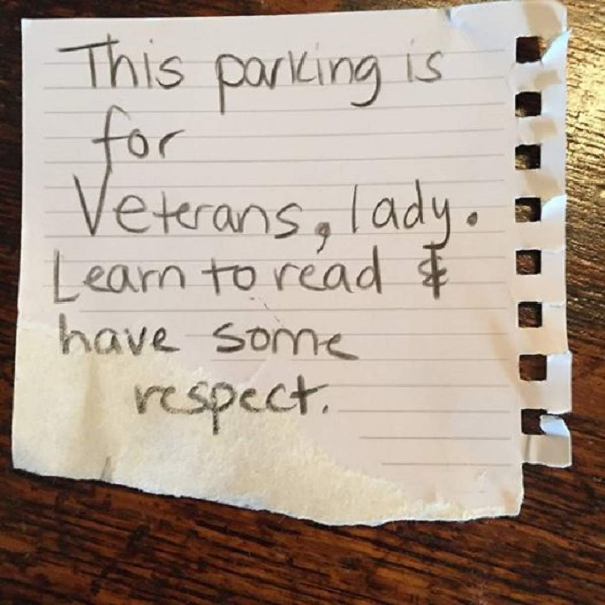 O femeie a găsit în parbriz un bilet prin care era atenţionată că a parcat pe un loc destinat veteranilor! Ce a urmat a impresionat o lume întreagă, oferind o adevărată lecţie de viaţă