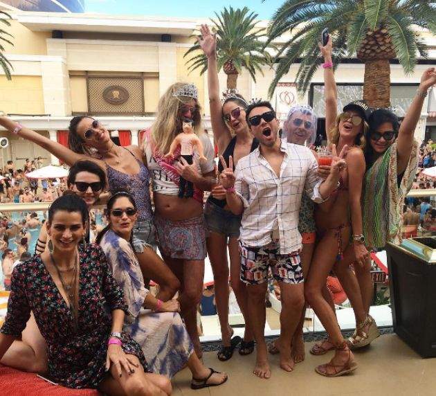 FOTO / A uitat de inhibiţii şi s-a dezlănţuit!  Alessandra Ambrosio, dans la bară, în Las Vegas, la o petrecere fastuoasă