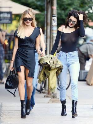 FOTO / Sora mai mică a lui Kim Kardashian, apariţie HOT! Kendall Jenner şi-a arătat sânii