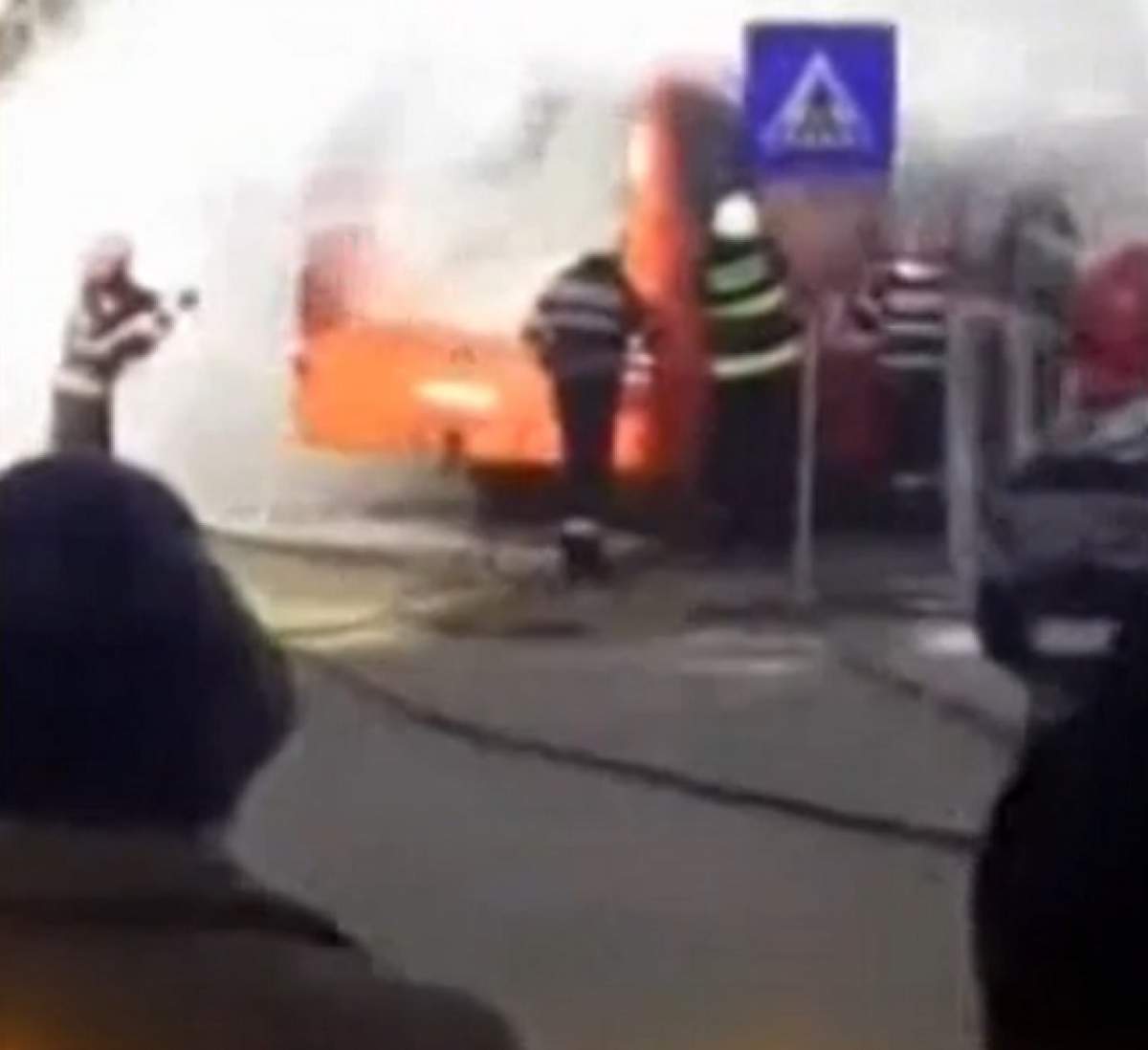 VIDEO / Ultima oră! Un microbuz plin cu muncitori a luat foc în Mihăilești, județul Buzău