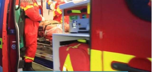 VIDEO / Cod roșu de intervenție! Două microbuze s-au ciocnit! Zece persoane sunt în stare gravă
