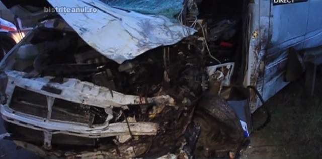 VIDEO / Cod roșu de intervenție! Două microbuze s-au ciocnit! Zece persoane sunt în stare gravă