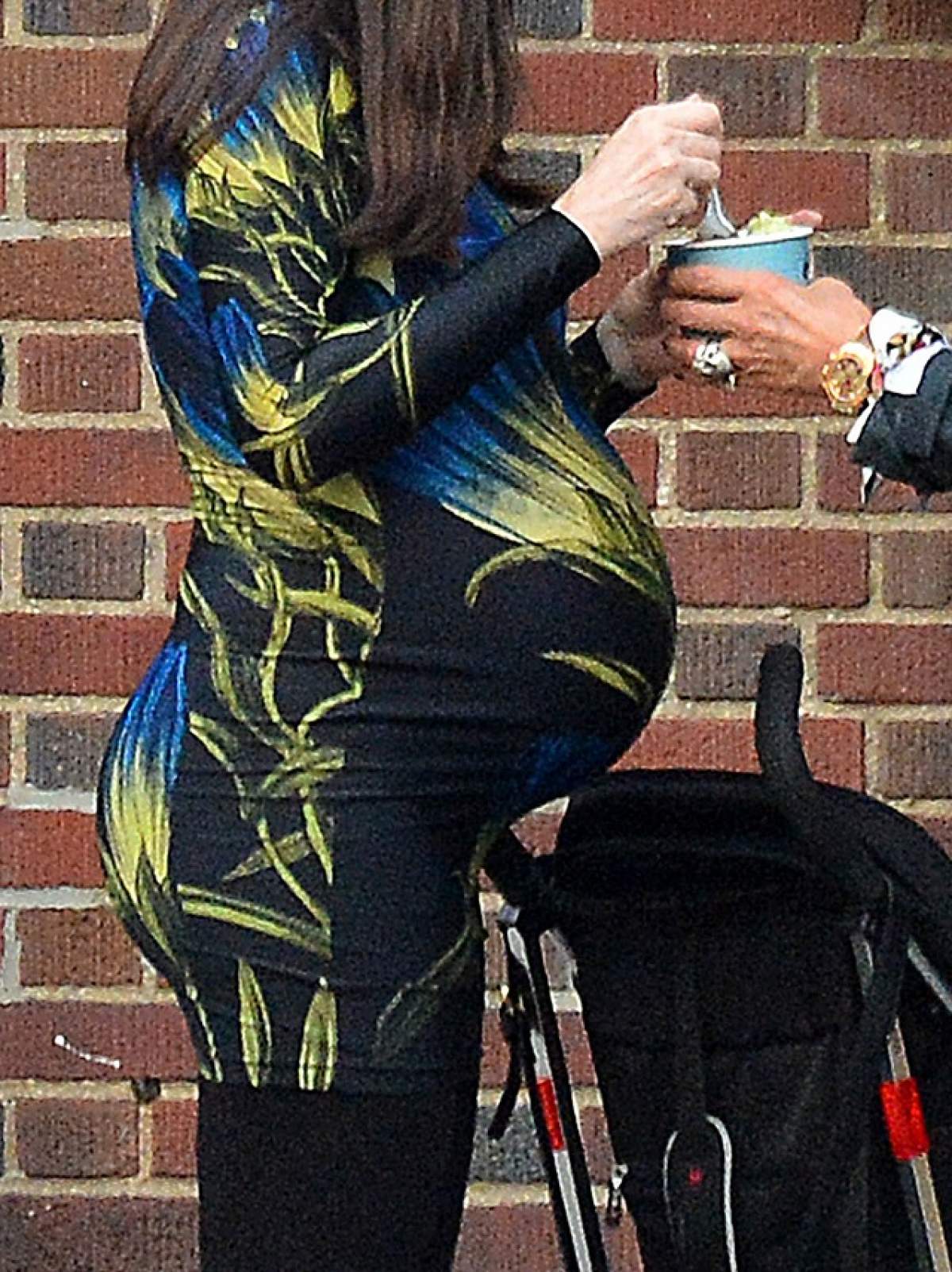 FOTO / Mai are puţin şi naşte, dar şi-a scos burta de gravidă la plimbare! O actriţă celebră a atras privirile tuturor