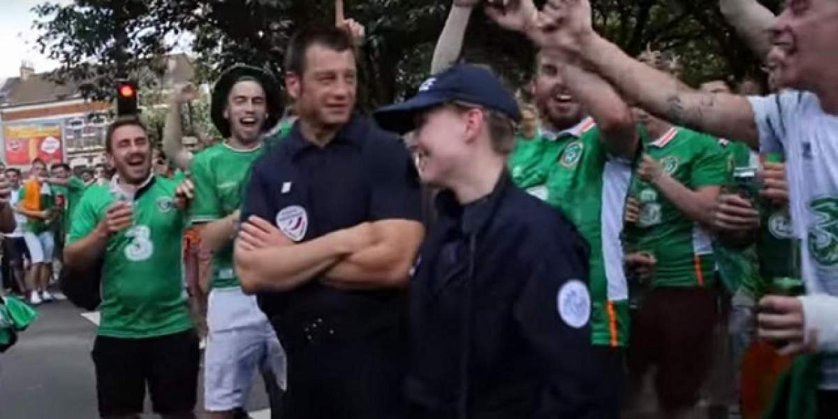 VIDEO / Irlandezii îşi fac de cap cu poliţia franceză! „Who's the sexy garda?”