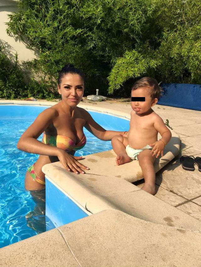Andreea Mantea, prima ieşire cu fiul la piscină