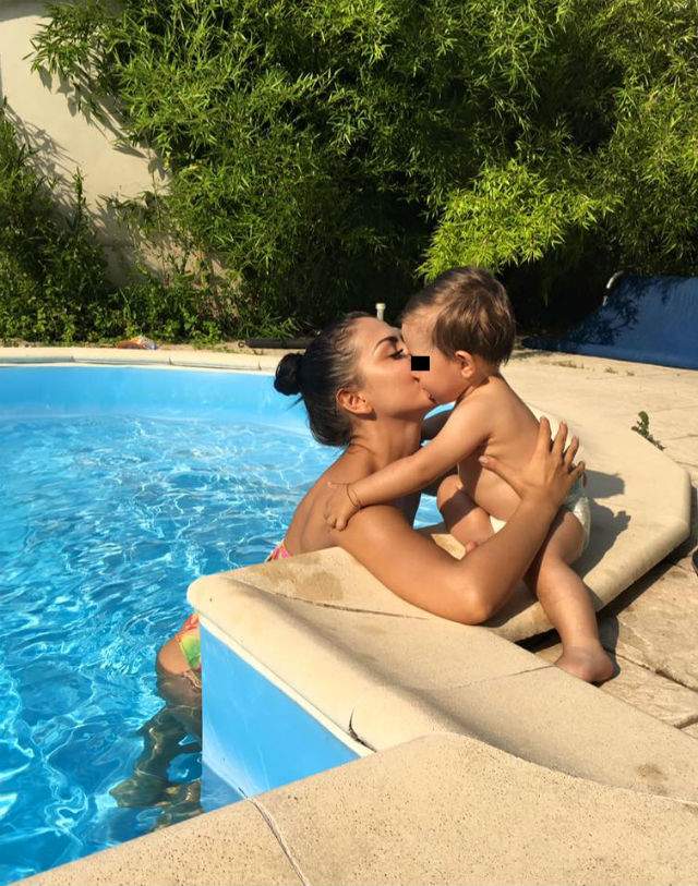 Andreea Mantea, prima ieşire cu fiul la piscină