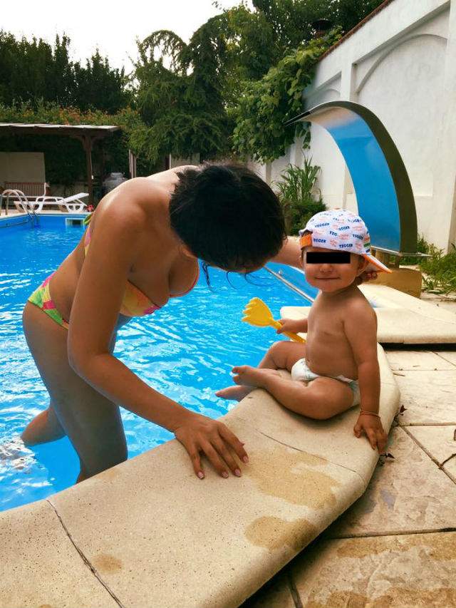 Andreea Mantea, prima ieşire cu fiul la piscină