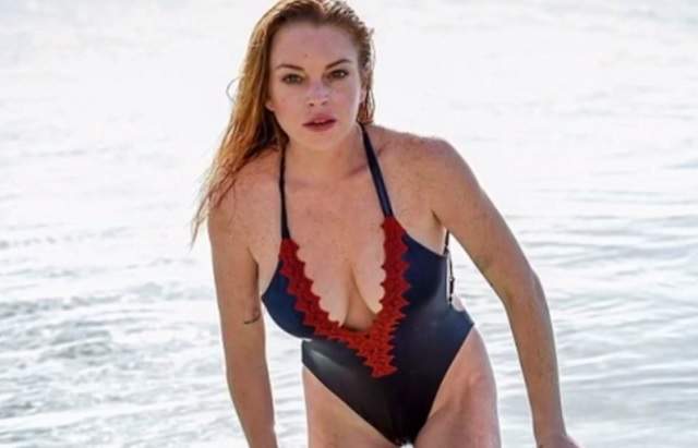 FOTO / Formele ei apetisante sunt istorie! Cum arată Lindsay Lohan în costum de baie! Nu te-ai fi aşteptat să o vezi aşa