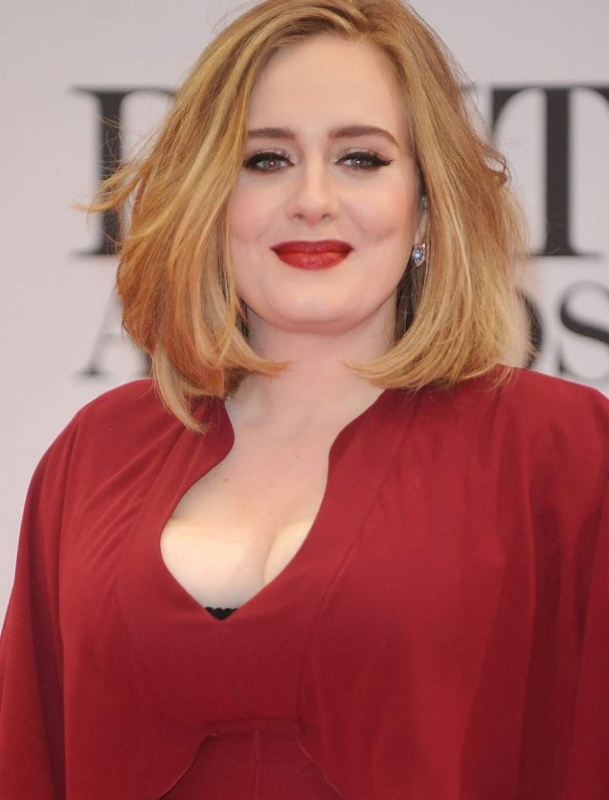 VIDEO / Ruşine maximă, nu glumă! Adele, pe scenă, după ce a râgâit în faţa unei admiratoare: ”Am mâncat o mizerie de burger”