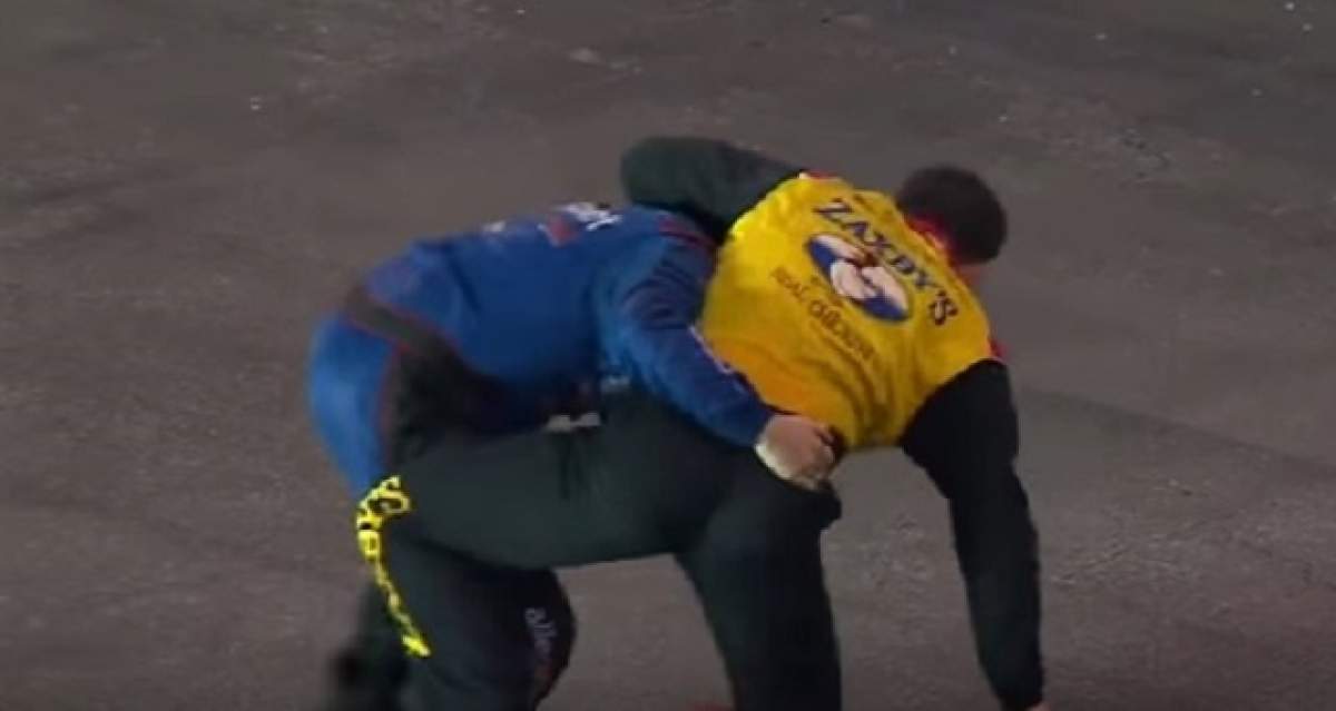VIDEO / Violenţe incredibile în NASCAR! Doi piloţi s-au luat la bătaie, după ce s-au ciocnit în timpul cursei!