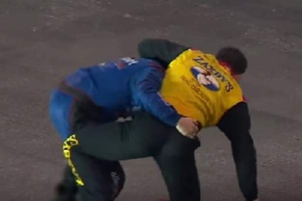 VIDEO / Violenţe incredibile în NASCAR! Doi piloţi s-au luat la bătaie, după ce s-au ciocnit în timpul cursei!