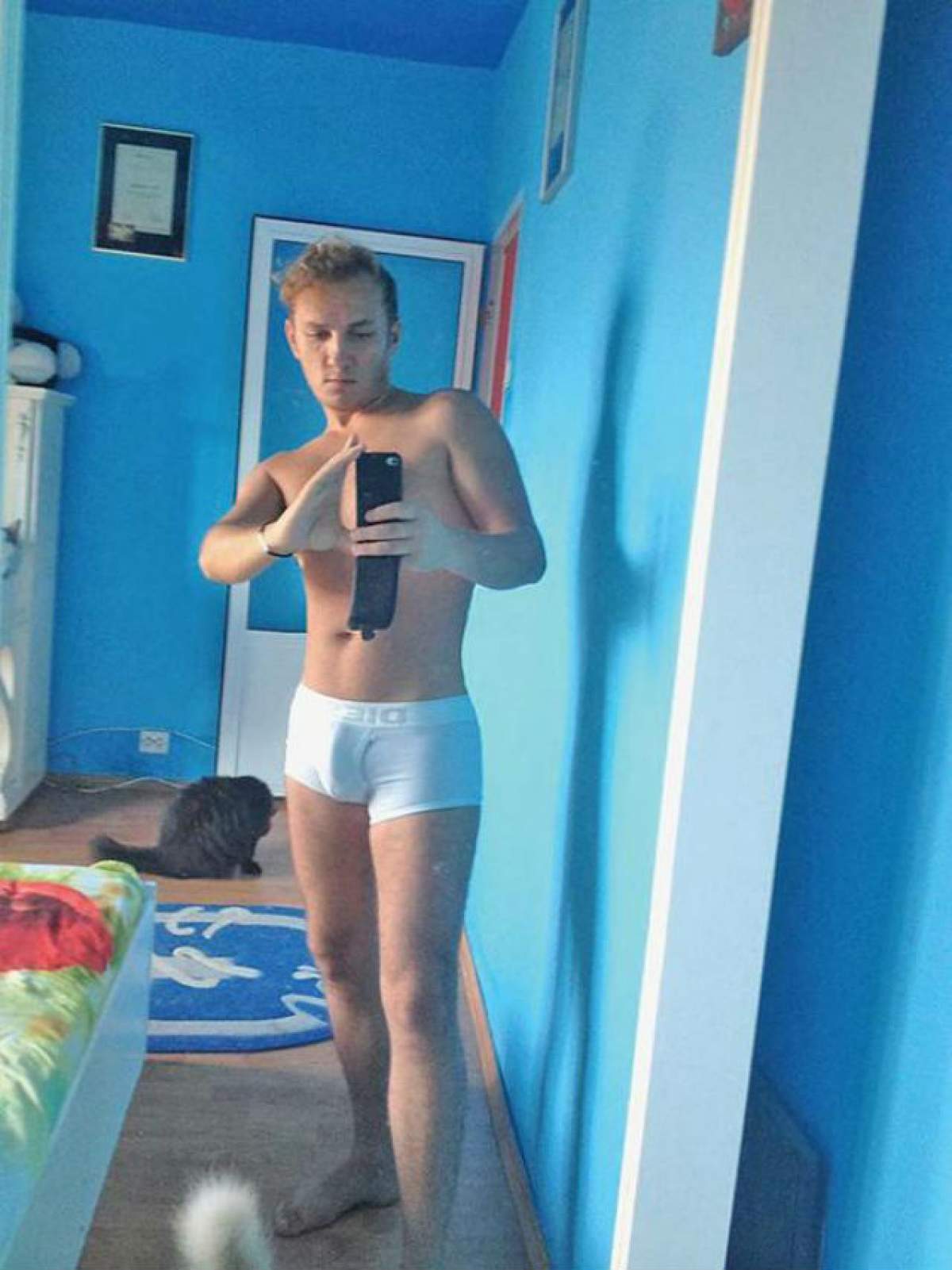 După sesiunile de selfie în chiloţi, Mihai Trăistariu a mai născocit altceva. Cum a putut să se pozeze la plajă