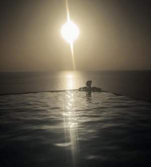 Carmen Minune, fotografiată goală în piscină! Imaginea a ajuns pe internet şi i-a înnebunit pe fani