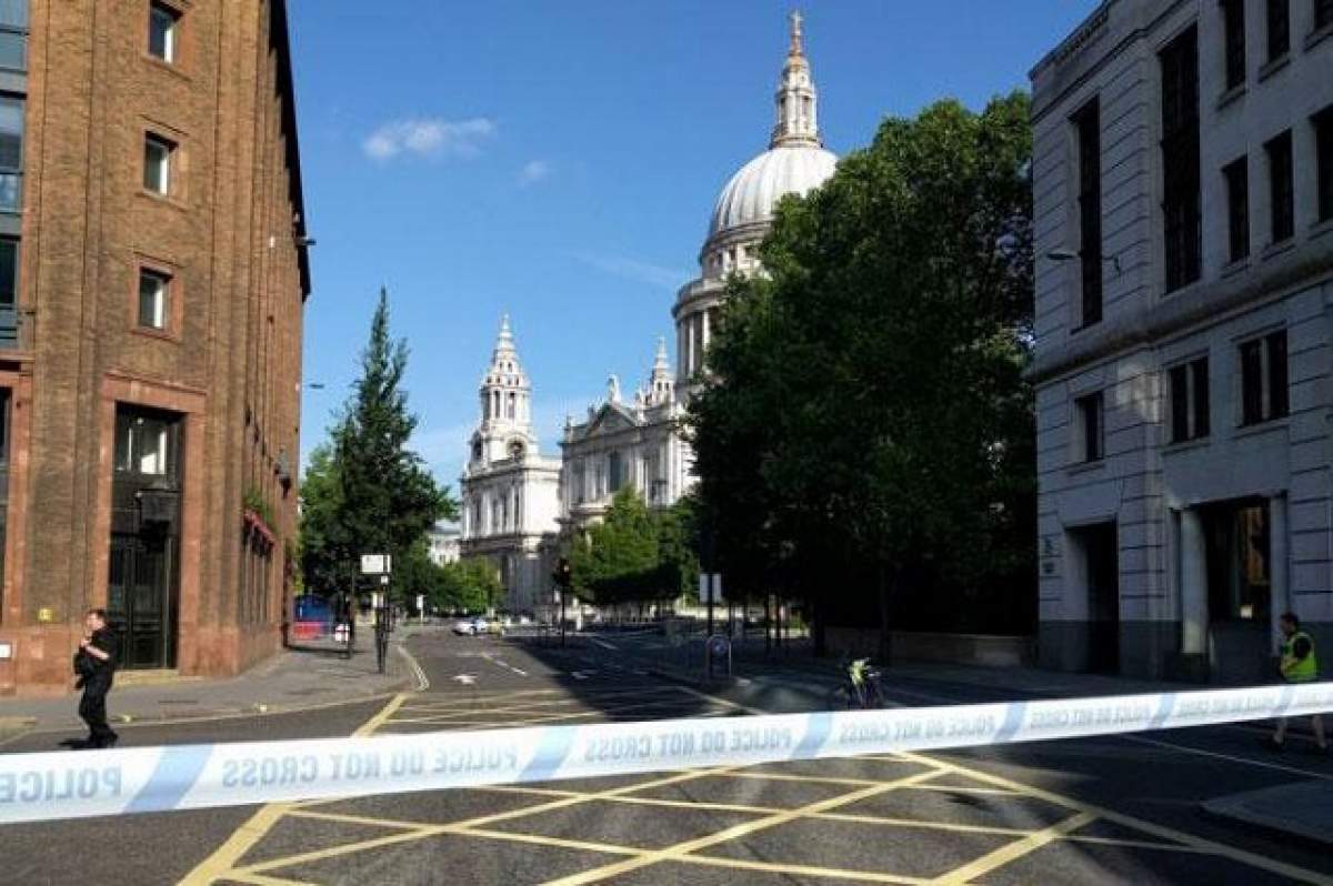 Alertă cu bombă în Londra! Străzile sunt blocate şi împânzite de poliţişti