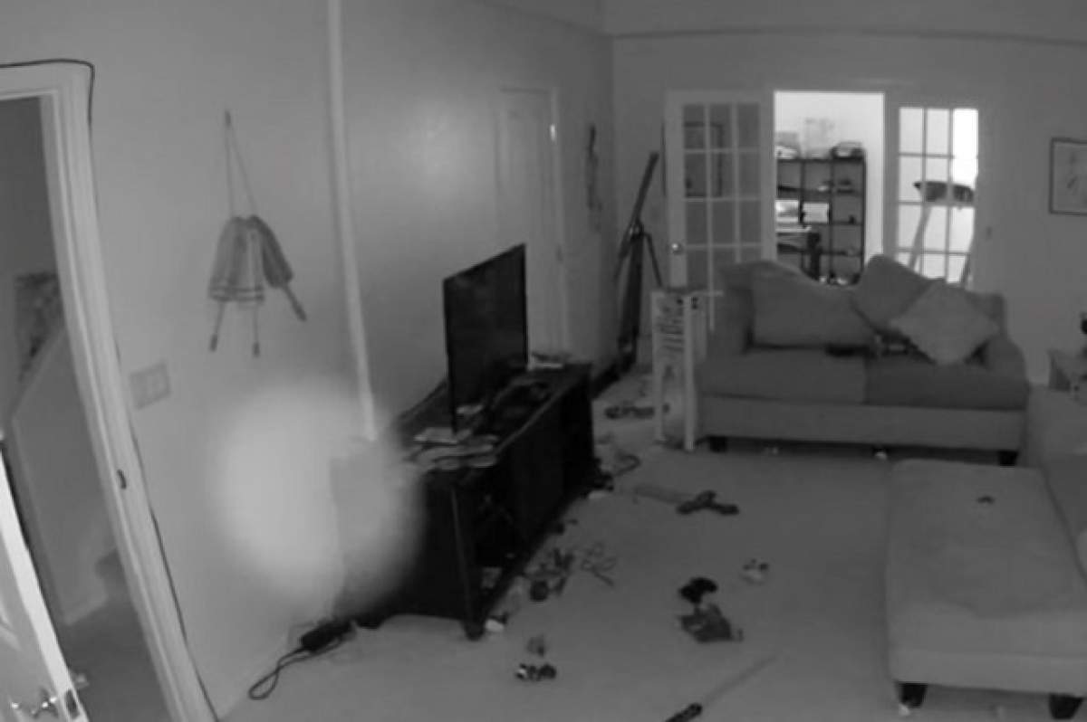 VIDEO / Fantomă "prinsă" de camera de supraveghere instalată în subsolul unei case! Imaginile au pus pe jar internauţii