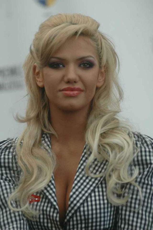 FOTO / În anii 2000 era o BOMBĂ sexy, acum este în pragul anorexiei. Loredana Ex - Trident a ajuns de nerecunoscut. E doar piele şi os