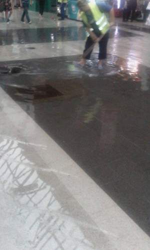 Ploile torenţiale au făcut ravagii în Bucureşti! Gara de Nord a fost inundată şi a rămas fără curent electric