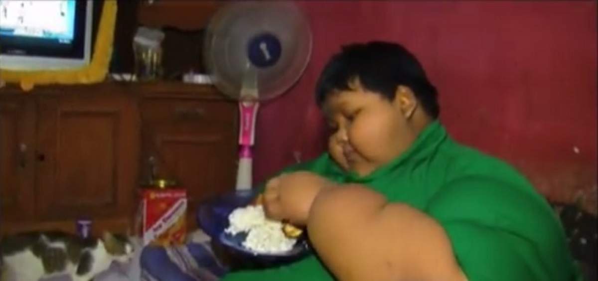 VIDEO / Nu se poate deplasa şi a fost nevoit să renunţe la şcoală, din cauza obezităţii! Imagini cu puştiul de 10 ani care cântăreşte 192 de kilograme