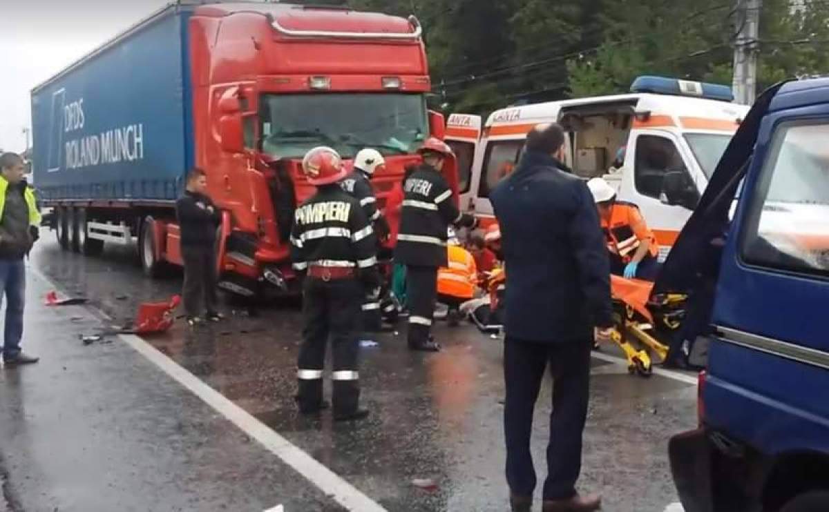 ULTIMĂ ORĂ! Accident între un microbuz şi un TIR! Bilanţul indică cel puţin zece victime!