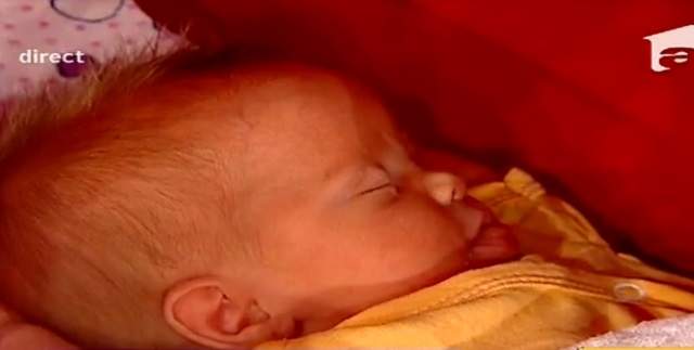 De la spital, au ajuns la TV! Cel mai cunoscut cuplu de pitici din România şi-a externat fetiţa