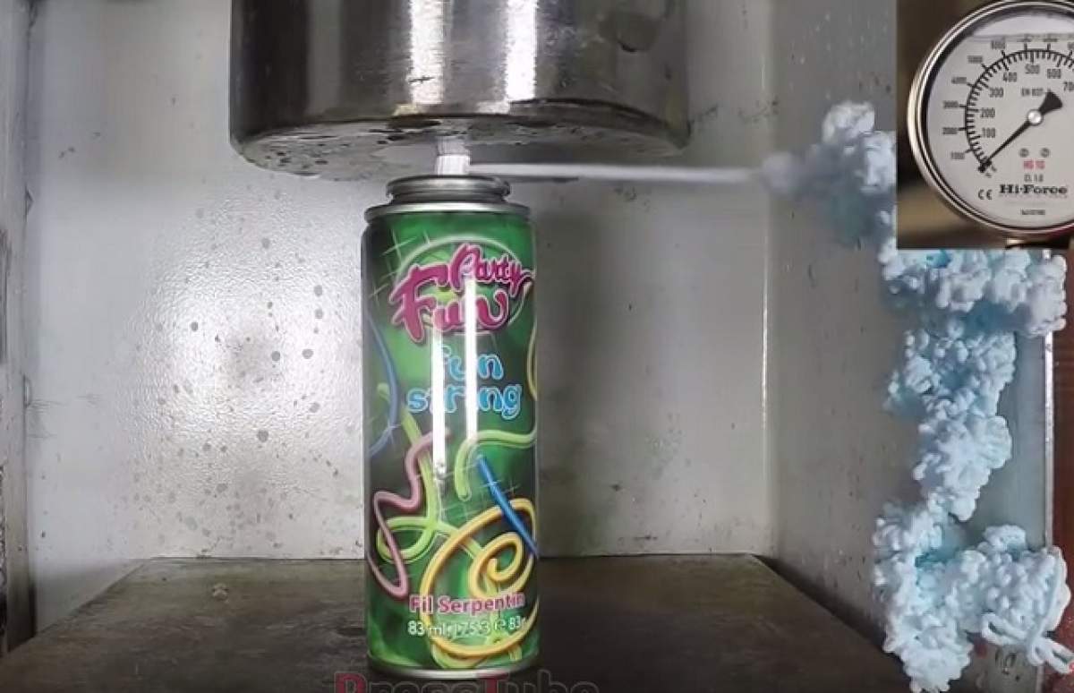VIDEO / A băgat un tub de spumă la presa hidraulică, şi rezultatul a ajuns viral! Clipul pentru care oamenii ar ucide să-l vadă