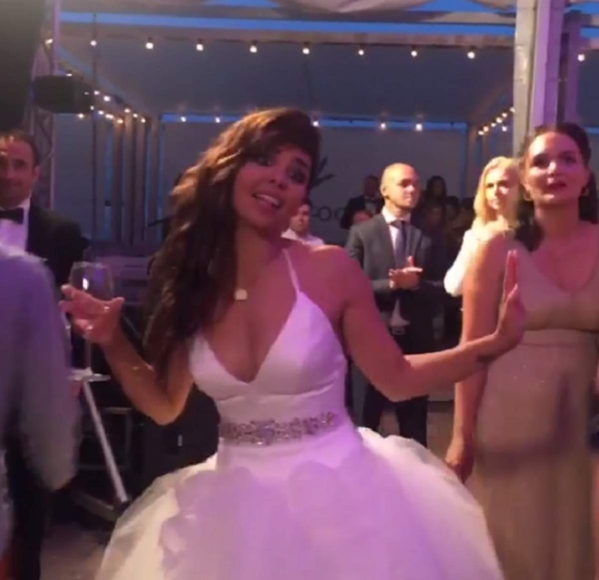 VIDEO /  O mai ştiţi de Andreea Popescu, dansatoarea Deliei care a pozat dezbrăcată? S-a făcut fată de casă şi s-a măritat. Ce rochie de mireasă a îmbrăcat şi cum arată bărbatul care a făcut-o DOAMNĂ
