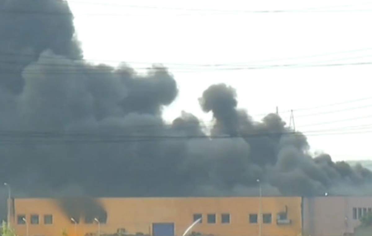 VIDEO / Incendiu la o fabrică din Jilava. Un pompier şi-a pierdut viaţa