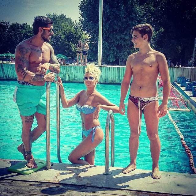 FOTO / Andrei şi Cristina de la "Mireasă pentru fiul meu" au renunţat la haine la piscină. Ea arată senzaţional, el a cam făcut exces de steroizi